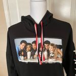 Friends Cropped Hoodie Black Photo 4