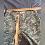 Vineyard Vines VINEYARD VINES CROPPED RAW EDGE CAMO EVERYDAY UTILITY CHINO SIZE 10 PANTS Photo 9