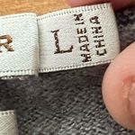 Peter Millar , 100% merino wool, long sleeve, V-neck, pull over sweater, size lar Photo 4