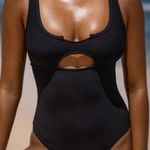 Berlook Black Cutout One Photo 0