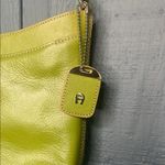 Chic Green Leather Shoulder Bag with Relaxed Design Photo 1