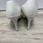 LC Lauren Conrad Lauren Conrad Elegant White Floral Women's Shoes Photo 3