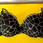 Daisy Fuentes  giraffe push-up bra Photo 6