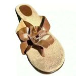 Børn b.o.c Womens Size 8 Wedge Sandals Leather Brown Flower Shoes Thong Preowned Photo 1