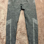 Saucony  women's warp knit athletic workout leggings L‎ Photo 0