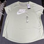 Nike Women’s Short Sleeve T-Shirt Photo 1
