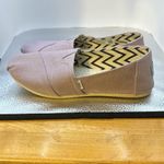 Tom slightly use lavender shoes. Size 6 medium. They’re very beautiful lavender‌ Photo 4