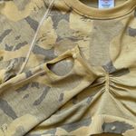 Gymshark  Women’s Camouflage Yellow Long Sleeve Gym Crop Top Shirt Size Medium Photo 5