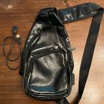 Black pleather side sling bag with USB connector Photo 0