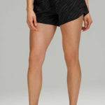 Lululemon  Hotty Hot Low Rise Short 4" in Le Tigre Camo Deep Coal Multi / Black Photo 0