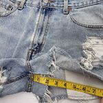 Levi's Shorts Women's 32 Cut Off Denim Light Wash 560 Relaxed Fit Distress Denim Photo 6