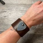 Nashville brown cuff with silver guitar pick Photo 0