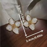 Elegant Green Floral Earrings Photo 2