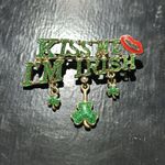 St. Patrick's Day Green Gold Tone Kiss Me i'm Irish Collectible Dangle Lapel Pin Photo 0