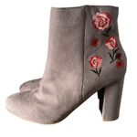 Report Sierra Faux Suede Leather Floral Embroidered Side Zip Block Heel Booties Gray Size 9 Photo 4
