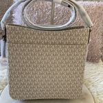 Michael Kors NWT Jet Set Travel Large Logo
Messenger Bag Photo 5