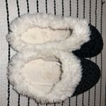 Isotoner NWOT Memory Foam Black and Cream Slippers Photo 1