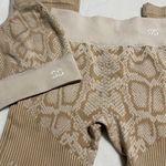 Stay Snatched 2 Pc SET Seamless Snake High Waisted Leggings & Sports Bra Size Médium Photo 1