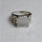 Source Unknown Smokey White Stone Filigree Silver Tone Band Size 10 Unisex Chic Casual Ring Photo 1