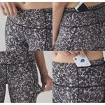 Lululemon  Outrun 17" Crop Mini Cinder Lace White Black Mesh Reflective Size 10 Photo 6