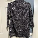Isaac Mizrahi Women’s Size 0  Live Grey Paisley Poplin Button Down Tunic Shirt Photo 2
