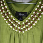 B. Wear  sleeveless V-neck top with wooden beads neckline Photo 1