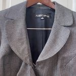 Albert Nipon black/ white textured poly/ rayon pantsuit. Ruffle front. Size 10. Black Photo 8