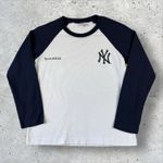 Sporty & Rich x New York Yankees Serif Baseball Tee‎ Photo 1
