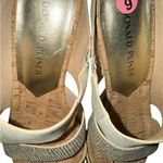 Donald Pliner NWOB   Montce 26 Wedge Sandal Size 9  Gold Metallic Photo 2