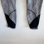 Lululemon Outrun Tight
Power Luxtreme Spray Jacquard White Black / Black Photo 2