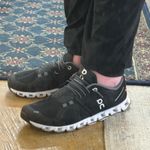 on cloud Women’s size 9  Running Shoes Photo 7