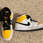 Air Jordan 1 Mid Photo 1