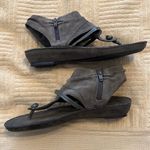 Aerosoles Aweosoles size 6.5 greenāsuedeĀ zip backāankle thong sandalsā
EUC Photo 6