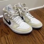 Nike  Air Jordan 1 Mid Photo 0