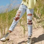 American Eagle Destroyed Mom Jean in Light Wash Size 00 Photo 0