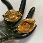 Vintage 1980s Gold Tone Overlapping Ribbed Clip On Earrings Photo 1