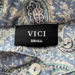 VICI ‎ Blouse Womens Small Blue Cream Paisley Button Up 3/4 Sleeve Batwing Sleeve Photo 5