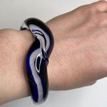 Women’s Squiggle Art Glass Cuff Bracelet Blue White EUC OS Avant Garde Boho Photo 0
