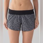 Lululemon Tracker Short IV 4”
Daisy Dust Alpine White Black / Black Photo 0