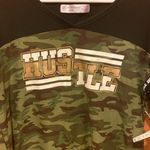No Boundaries  Hustle Women's Teen Girl Size Medium 7-9 Camo and Black T-Shirt Photo 1