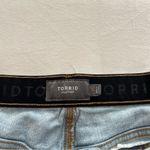 Torrid - 5 Inch Mom Jean Premium Classic Denim Mid-Rise Vintage Short Photo 5