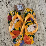 Havaianas x FARM Rio Bucolic Floral flip-flops. Size US 7/8. MSRP $38 Photo 6