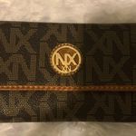 Elegant Black and Gold Key Holder Brown Photo 0