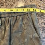Athleta  Women Size 6 Farallon Bermuda Camo Green Shorts Drawstring Pockets Photo 6