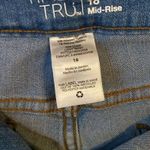 Boutique Women’s Plus Mid Rise Jean Shorts Photo 2