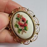 Vintage Victorian vibes Embroidery filigree rose brooch gold tones Photo 3