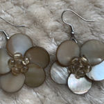 Beige flower earrings Photo 0