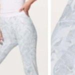 Lululemon Train Times 7/8 Pants White Flower Leggings Womens Size 8 Photo 1