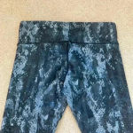 Alo Yoga ⭐️  Airbrush Python Snakeskin Capri Leggings Black & Grey in size small Photo 3