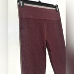 Vuori NWOT ‎ Helix Seamless Legging in a burgundy color Small Photo 4
